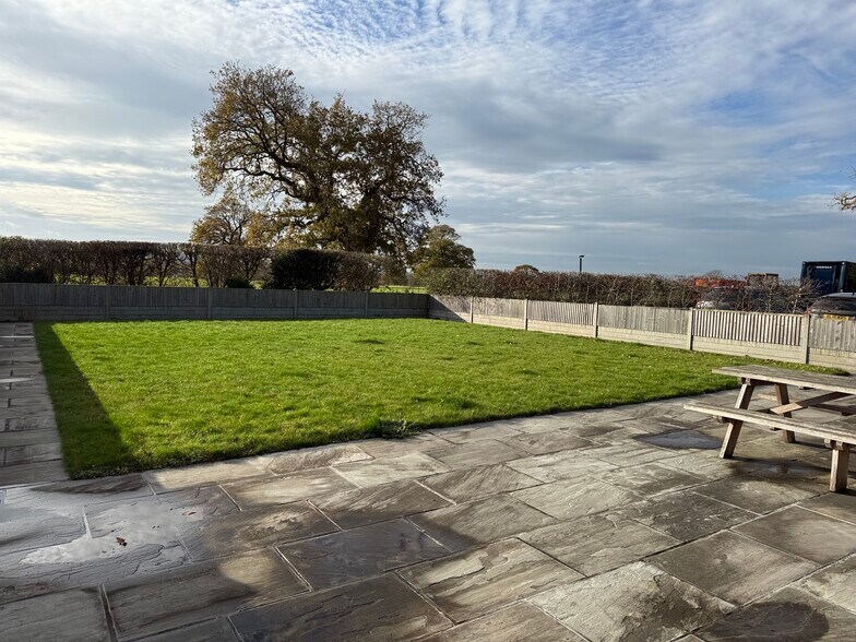 Units 1a & 1b Danworth Farm, Cuckfield Rd, Hurstpierpoint à louer - Photo du bâtiment - Image 3 de 14