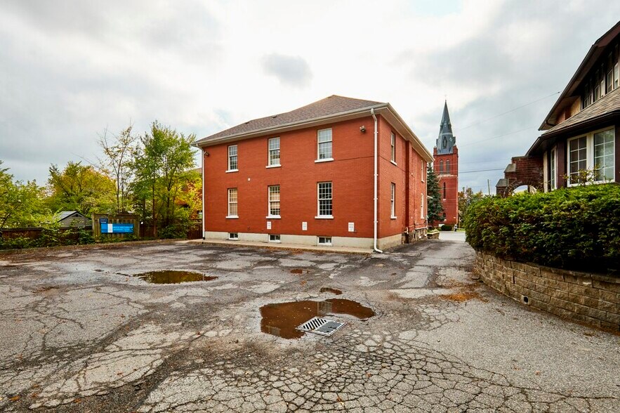 215 Simcoe St N, Oshawa, ON à vendre - Photo du bâtiment - Image 2 de 9