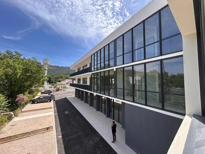 Bureau dans Aubagne à louer - Photo du bâtiment - Image 2 de 13