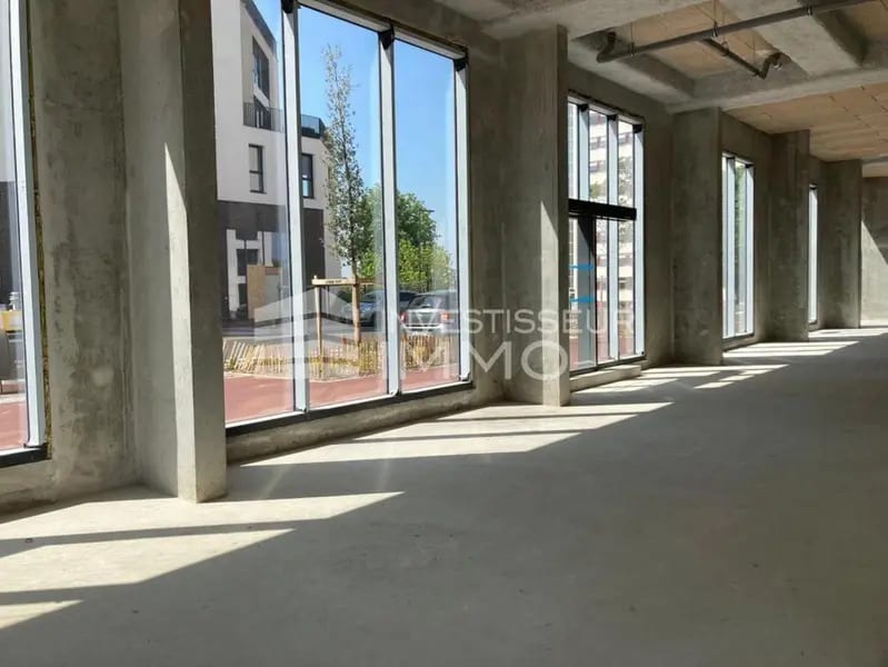Retail in Bagneux for lease Interior Photo- Image 1 of 5