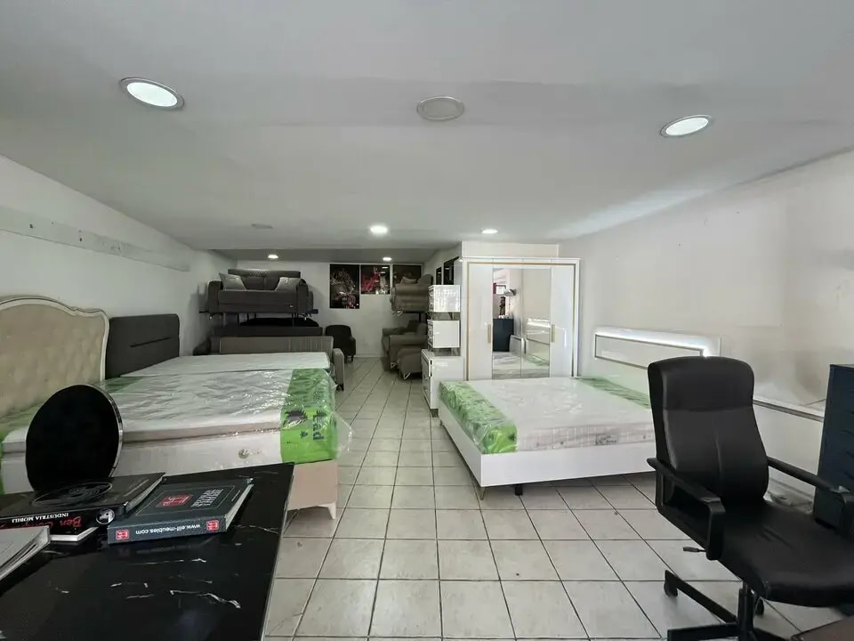 Retail in Lyon for lease Interior Photo- Image 1 of 3