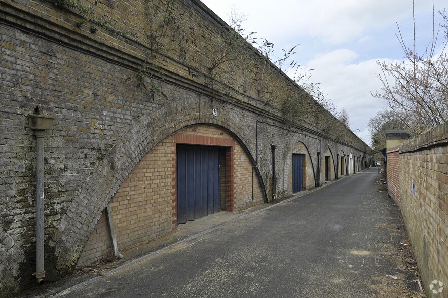 Grove Green Rd, Londres à louer - Photo du bâtiment - Image 2 de 4