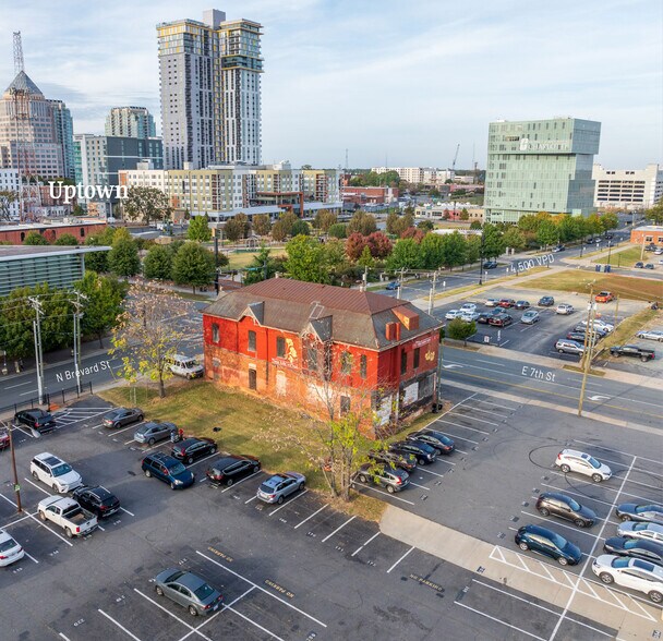328 N Brevard St, Charlotte, NC à louer - Photo du bâtiment - Image 2 de 7