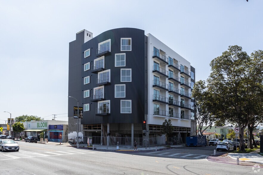 5550 W Pico Blvd, Los Angeles, CA à louer - Photo du bâtiment - Image 2 de 9