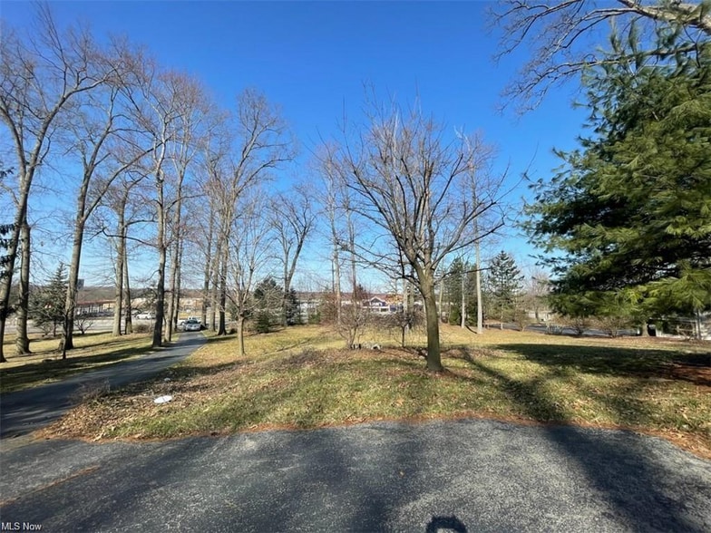 1023 Niles Cortland Rd SE, Warren, OH for sale - Building Photo - Image 2 of 2