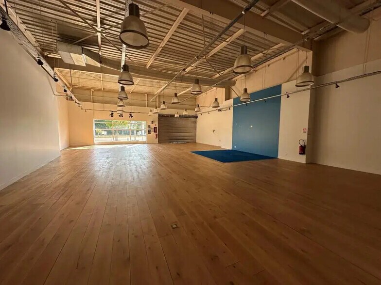 Industrial in Maurepas for lease - Building Photo - Image 2 of 7