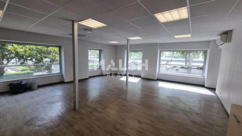 Retail in Lyon for lease - Interior Photo - Image 2 of 24