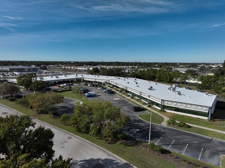 11701 S Belcher Rd, Largo, FL à louer - Communauté Matterport - Image 2 de 19