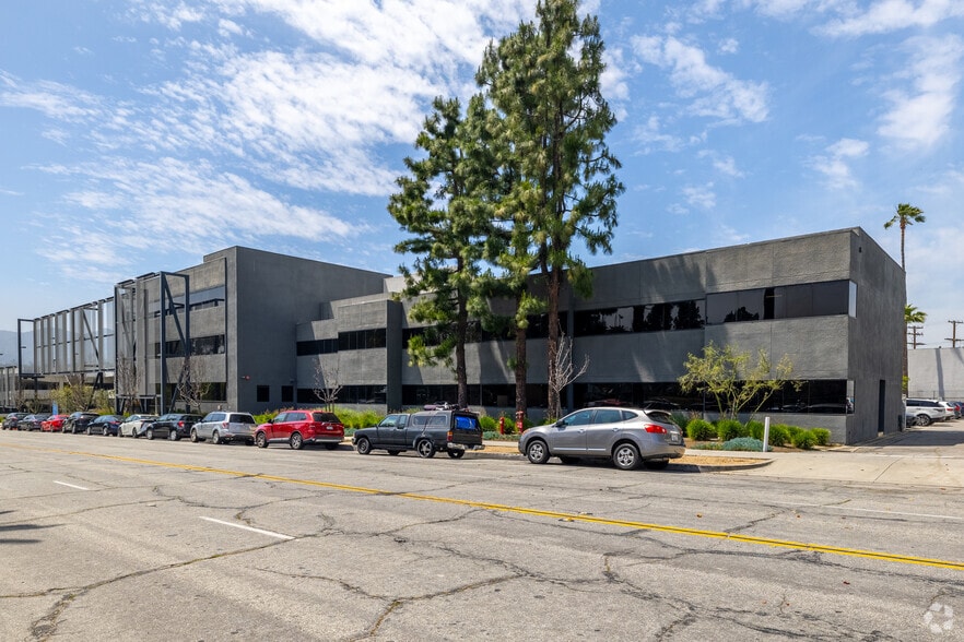 Grandview Campus portfolio of 2 properties for sale on LoopNet.ca - Primary Photo - Image 2 of 2