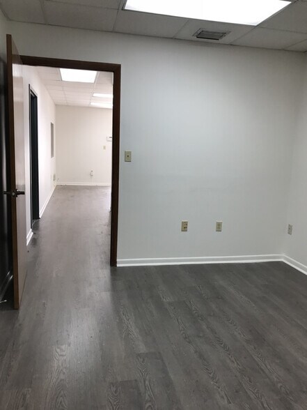 8530-8548 NW 64th St, Miami, FL à louer - Photo du bâtiment - Image 3 de 9