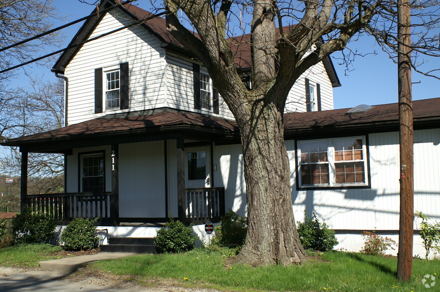 211 E Pennsylvania Ave, New Stanton, PA à vendre - Photo principale - Image 1 de 1