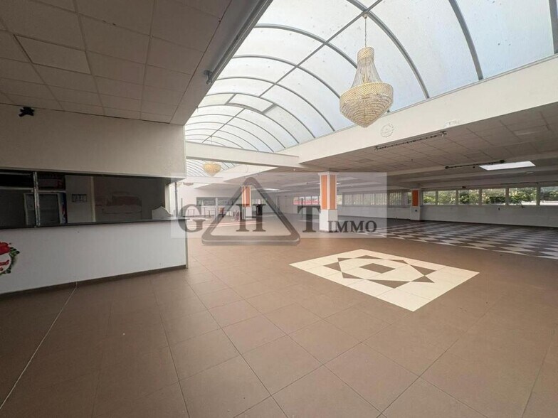 Retail in Savigny-le-Temple for sale - Interior Photo - Image 1 of 9