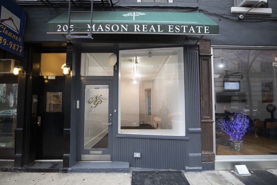 205 W 20th St, New York, NY à louer - Photo du bâtiment - Image 2 de 8