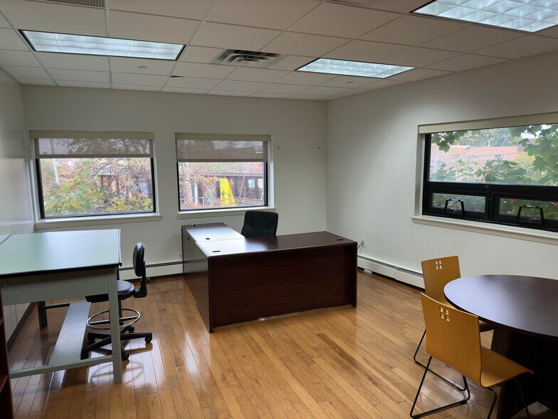 57-12 Grand Ave, Maspeth, NY à louer - Photo du bâtiment - Image 3 de 6