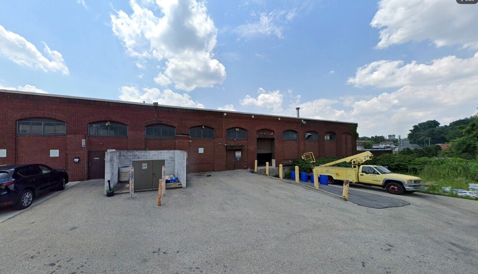 4889 Umbria St, Philadelphia, PA for lease - Building Photo - Image 2 of 4
