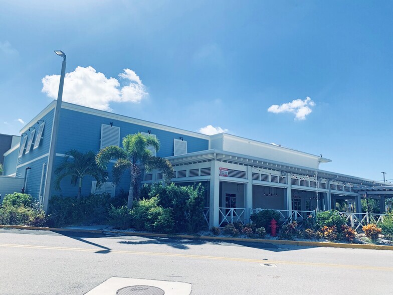 2088 9th St N, Naples, FL à louer - Photo du bâtiment - Image 2 de 7