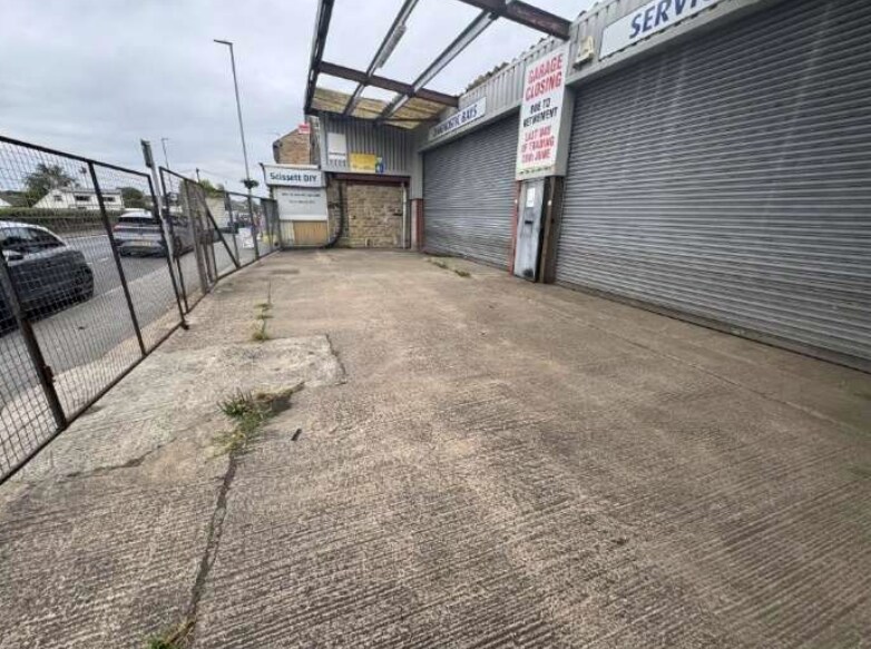 143 Wakefield Rd, Scissett à vendre - Photo du bâtiment - Image 2 de 2