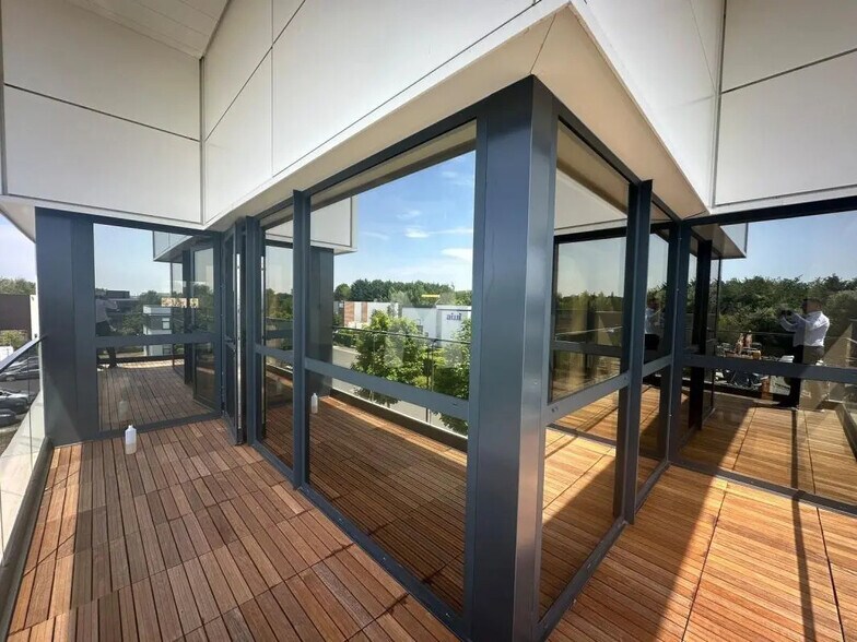 Flex in Saint-Pierre-du-Perray for sale - Building Photo - Image 2 of 24