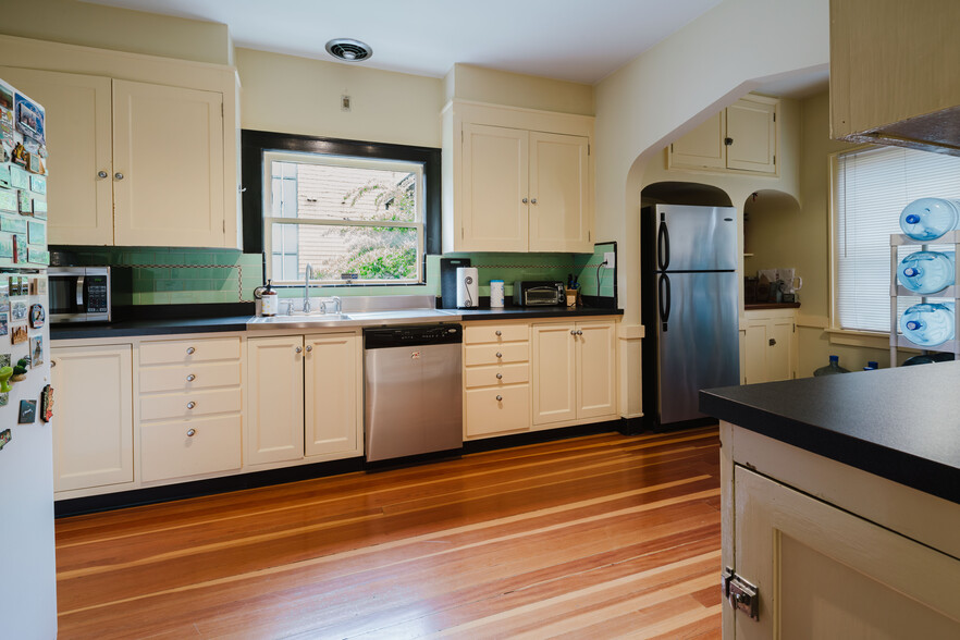 3507 SW Corbett Ave, Portland, OR for sale - Interior Photo - Image 3 of 8