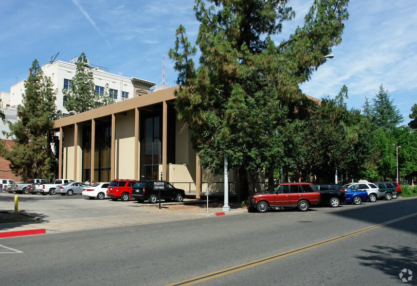 2150 Tulare St, Fresno, CA for lease - Primary Photo - Image 1 of 5