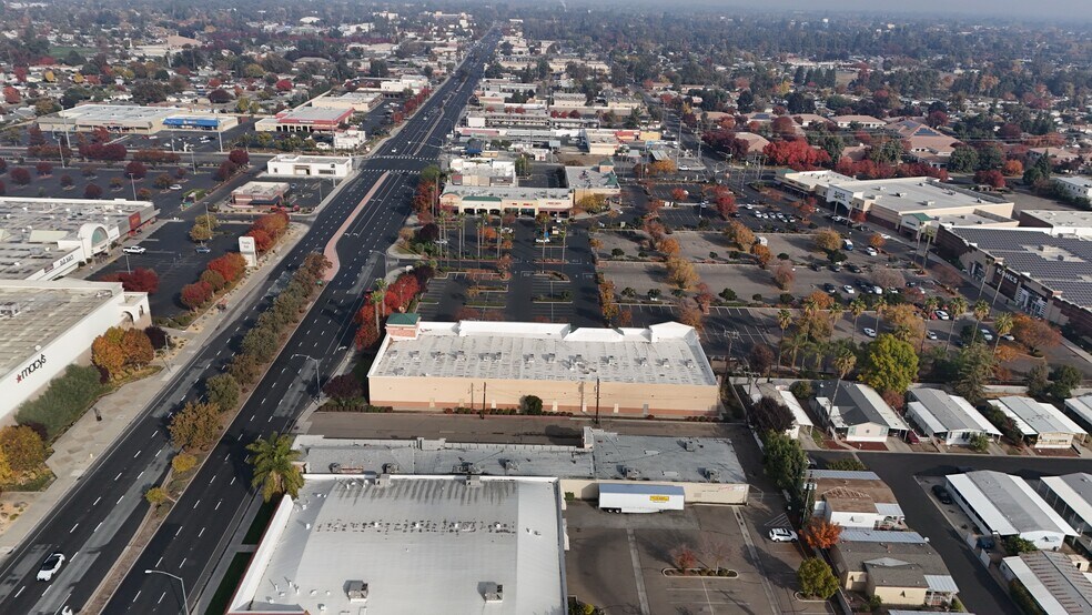 2234 S Mooney Blvd, Visalia, CA à vendre - Photo du bâtiment - Image 2 de 4