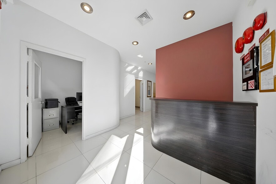 82-20 Britton Ave, Elmhurst, NY à vendre - Photo du bâtiment - Image 3 de 41