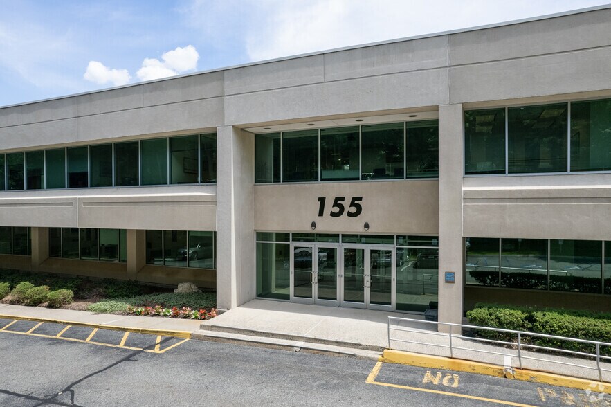 155 Chestnut Ridge Rd, Montvale, NJ à louer - Photo du bâtiment - Image 3 de 6