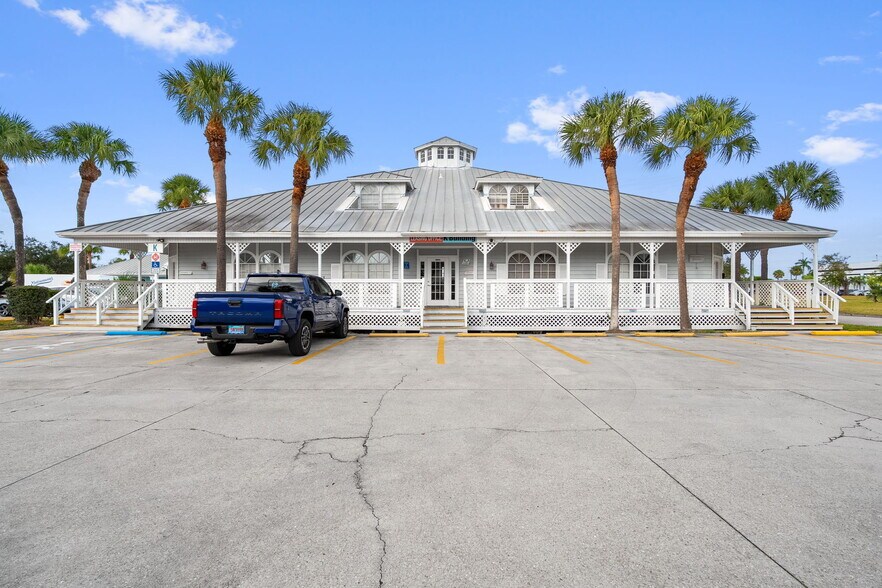 1342 Colonial Blvd, Fort Myers, FL à vendre - Photo du bâtiment - Image 1 de 1