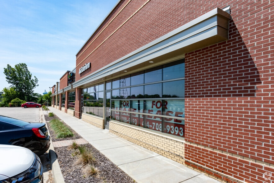 Howell Ave, Oak Creek, WI à louer - Photo du bâtiment - Image 3 de 6