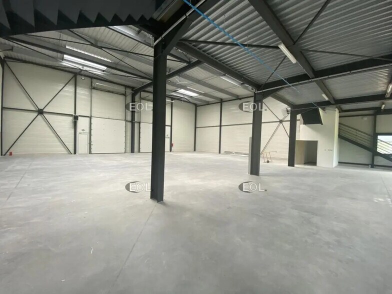 Flex in Aubergenville for lease - Building Photo - Image 2 of 8