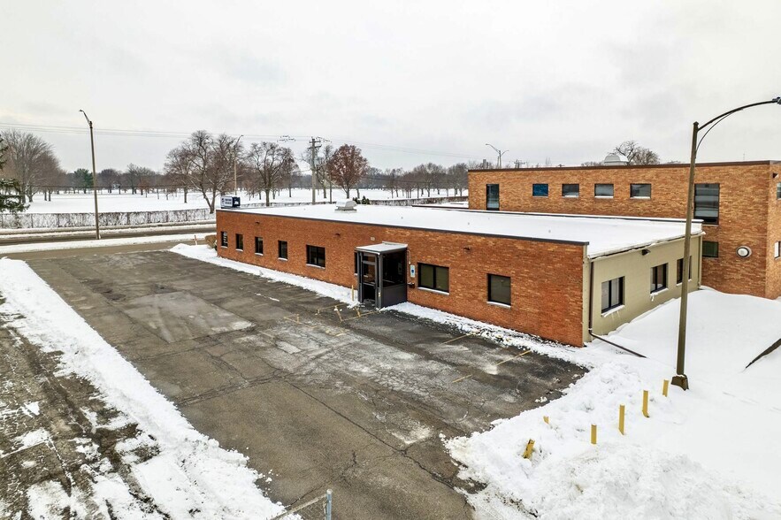 1316 E Empire St, Bloomington, IL à vendre - Photo du bâtiment - Image 3 de 19