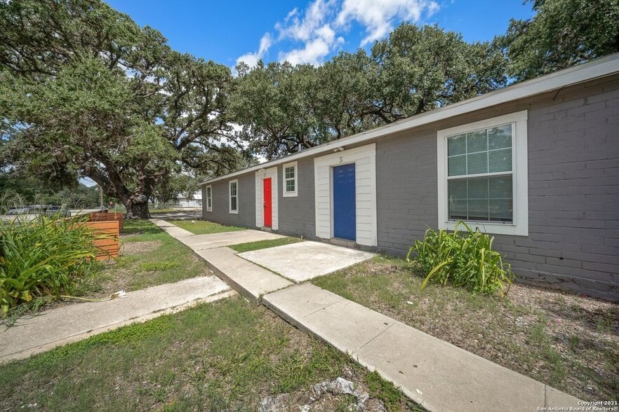 719 San Antonio St, Pleasanton, TX for sale - Building Photo - Image 2 of 17