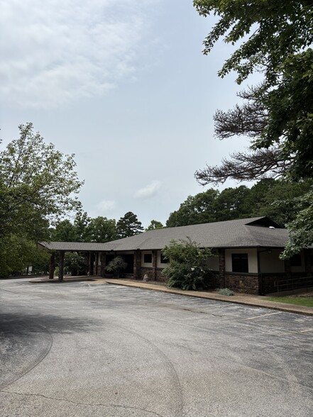 600 Memorial Dr, Bella Vista, AR à louer - Photo du bâtiment - Image 3 de 26