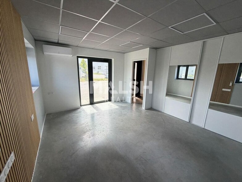 Flex in Saint-Alban-de-Roche for lease - Interior Photo - Image 3 of 5