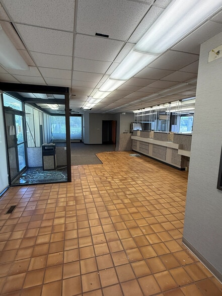 14801 E 12 Mile Rd, Warren, MI for lease - Interior Photo - Image 3 of 7