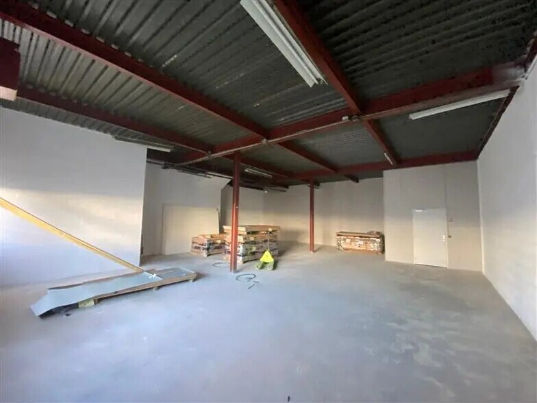 Flex in Fontenay-sous-Bois for lease - Interior Photo - Image 2 of 5