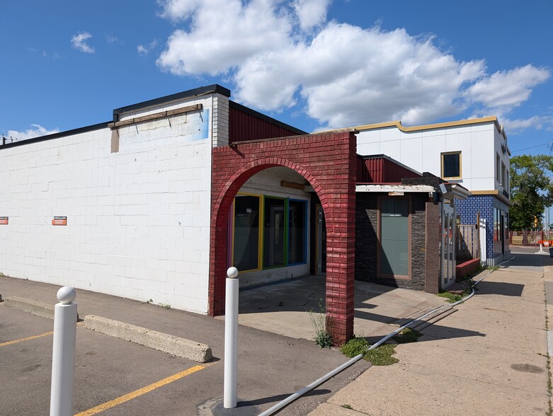 10756 101st St NW, Edmonton, AB for lease - Building Photo - Image 3 of 9