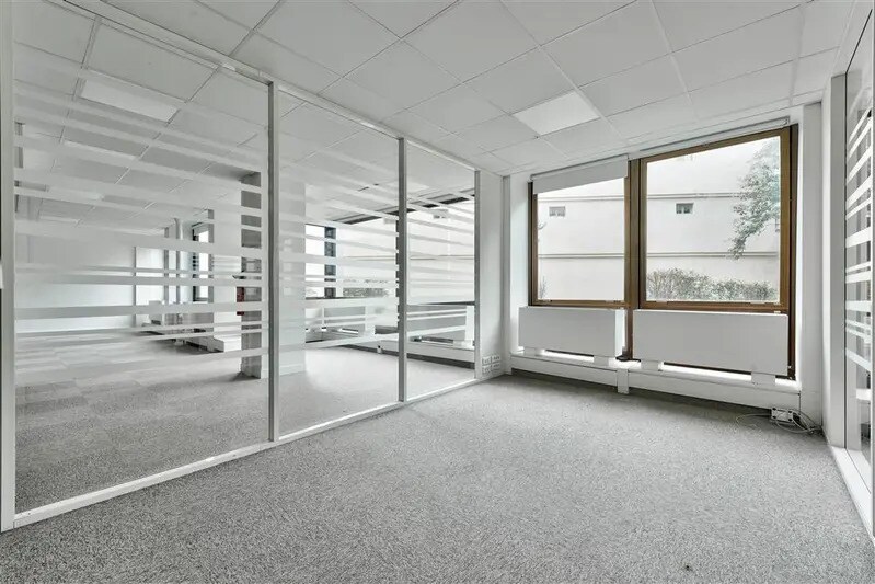 Bureau dans Saint-Cloud à louer - Photo du bâtiment - Image 2 de 6
