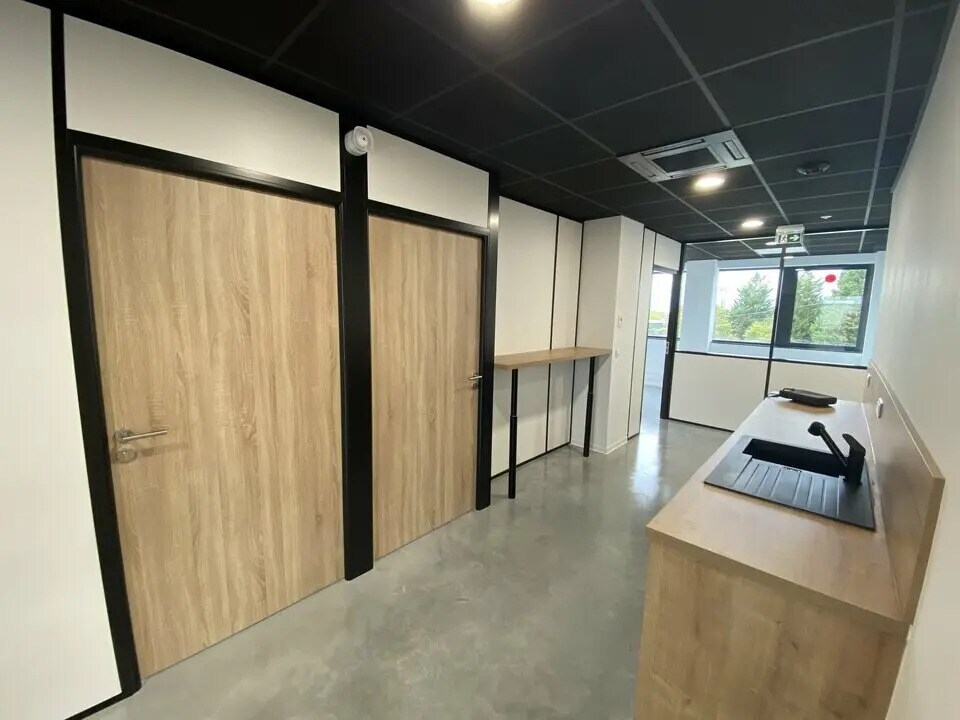 Office in Artigues-près-Bordeaux for lease Interior Photo- Image 1 of 9