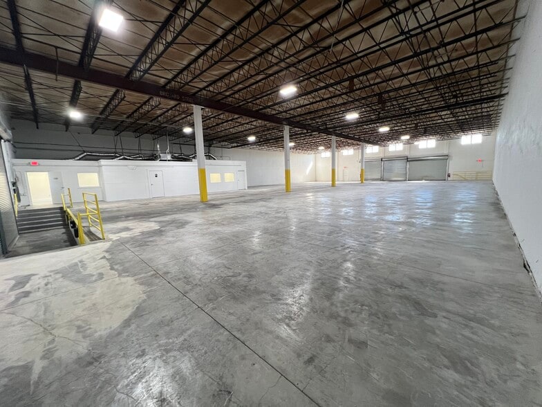 9501-9635 NW 80th Ave, Hialeah, FL for lease - Building Photo - Image 3 of 8