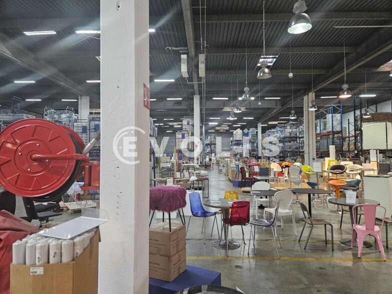 Flex in Palaiseau for lease - Interior Photo - Image 2 of 14