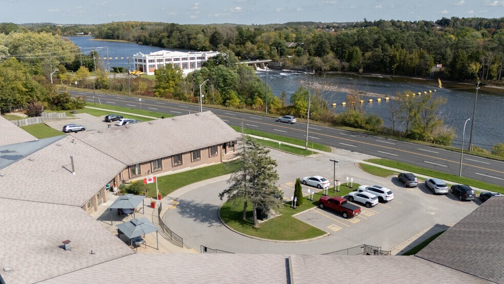1155 Water St, Peterborough, ON à vendre - Photo du bâtiment - Image 2 de 10