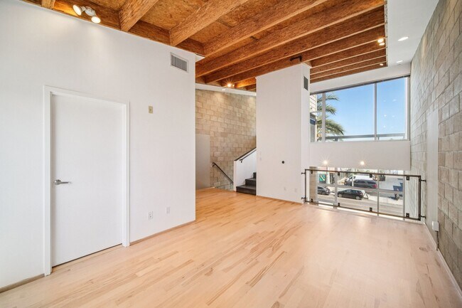 More details for 717 N Highland Ave, Los Angeles, CA - Flex for Sale