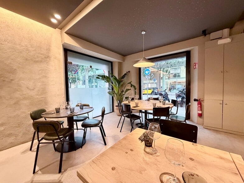 Retail in Barcelona, Barcelona for lease - Interior Photo - Image 2 of 2