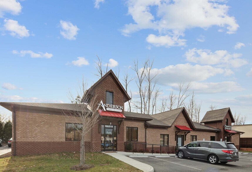13530-13570 Waterford Pl, Midlothian, VA à louer - Photo du bâtiment - Image 3 de 5