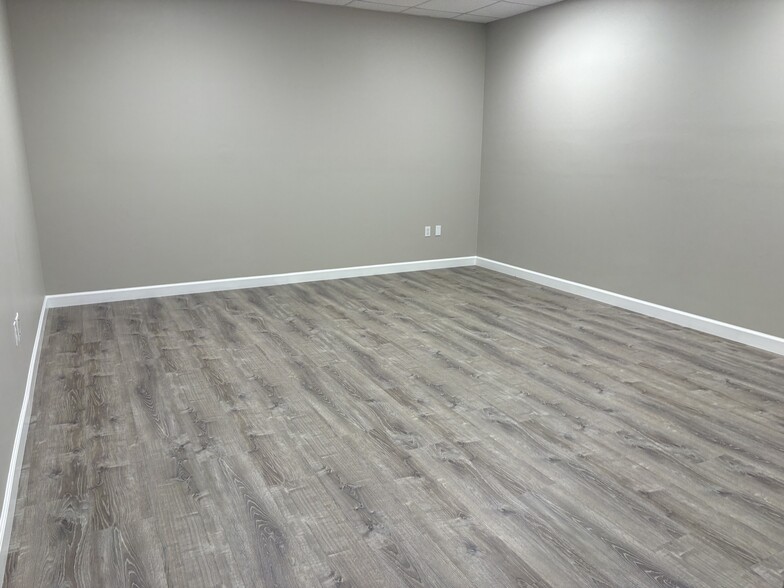 5580 ZIP Dr, Fort Myers, FL for lease - Building Photo - Image 3 of 5