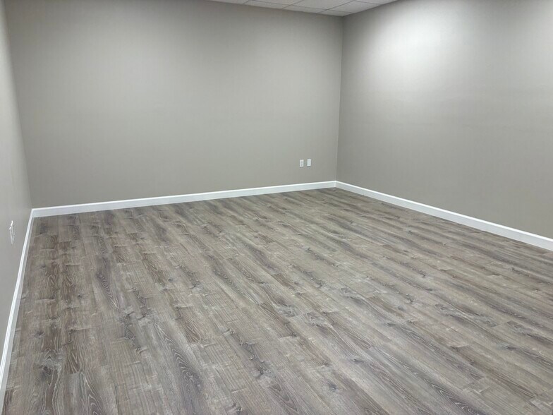 5580 ZIP Dr, Fort Myers, FL à louer - Photo du bâtiment - Image 3 de 5