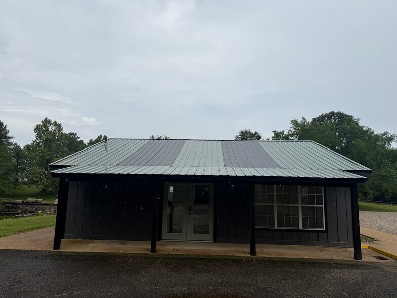 202 River Oaks Dr, Hot Springs National Park, AR for lease - Primary Photo - Image 1 of 10