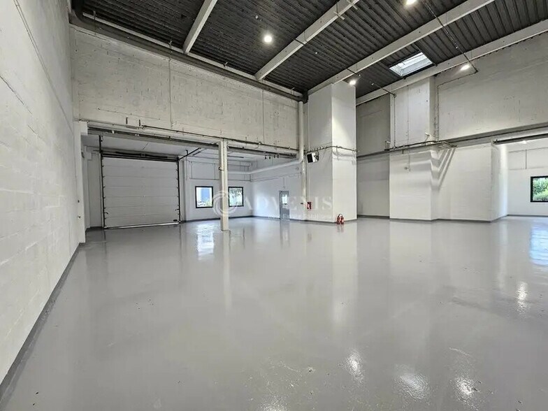 Office in Gennevilliers for lease - Building Photo - Image 2 of 40