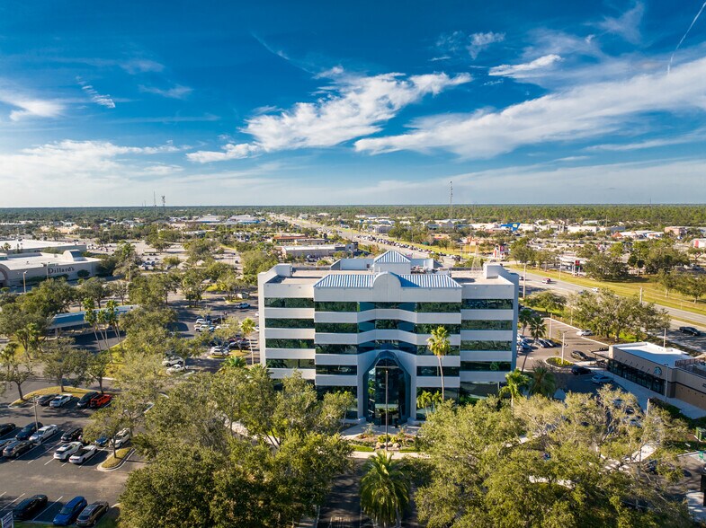 18501 Murdock Cir, Port Charlotte, FL à louer - Photo du bâtiment - Image 1 de 22